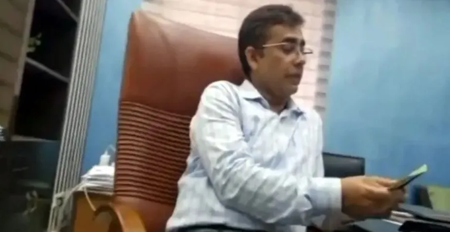 কেরু অ্যান্ড কোম্পানির মদ কিনতে টাকা দিচ্ছেন অতিরিক্ত জেলা প্রশাসক, ভিডিও ভাইরাল 